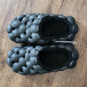 NWT Black Kids Bubble Slides with Fuzzy Lining, Size 13/1